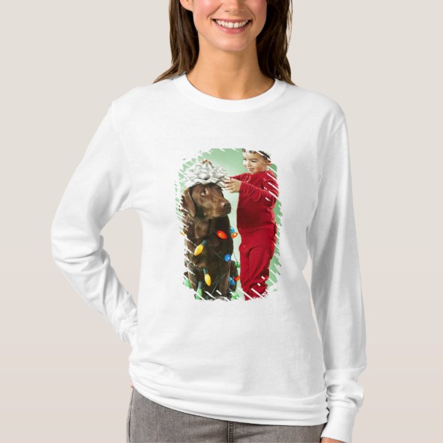 T-shirt Jeune garçon enroulant des lumières de Noël autour (Devant)