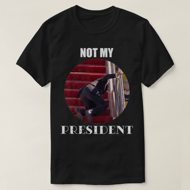 T-shirt Joe Biden Tombe Des Escaliers Pas Mon Président (Design devant)