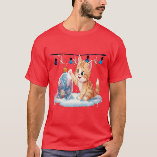 T-shirt Joli chaton de Noël jouant avec un ornement