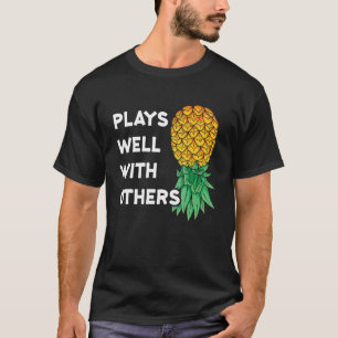 T-shirt Joue Bien Avec D'Autres À L'Extérieur Du Pol D'Ana
