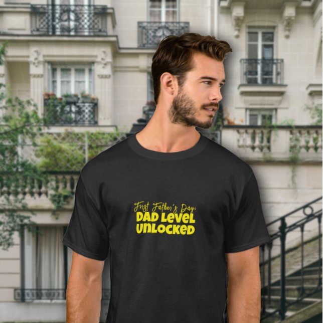 T-shirt Joyeux humour de la lettre jaune du Premier Père (Créateur téléchargé)