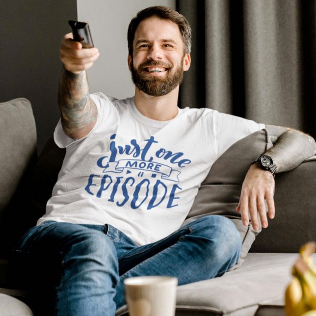 T-shirt Juste un épisode de plus (guy binge watching tv)