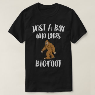 T-shirt Juste un garçon qui aime Bigfoot
