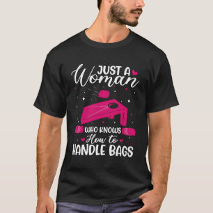 T-shirt Juste Une Femme Qui Sait Manipuler Les Sacs Cornho