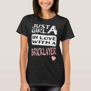 T-shirt Juste une fille amoureuse avec un briqueteur 1