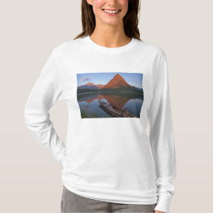 T-shirt Kayak en bois sur le lac Swiftcurrent au lever du