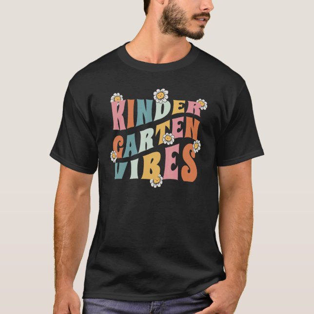 T-shirt Kindergarten Vibes Teacher and Student First Day o (Devant)