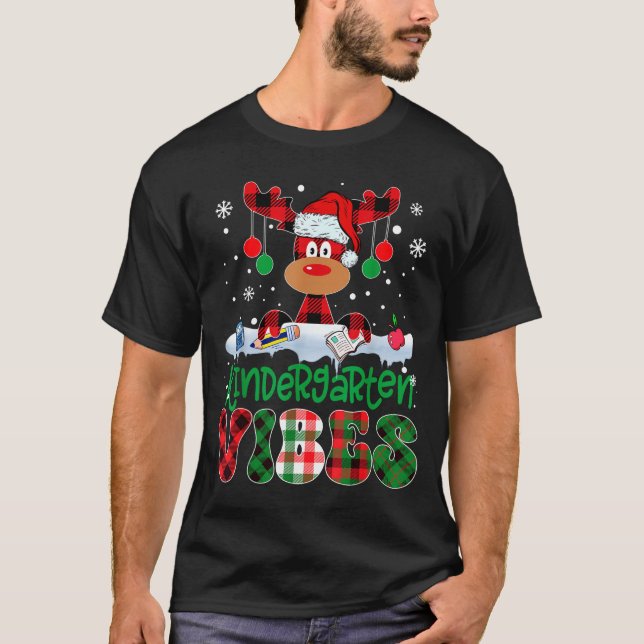 T-shirt Kindergarten Vibes Teacher Buffalo Plaid Reindeer  (Devant)