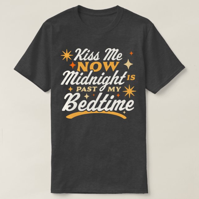 T-shirt Kiss Me Now Midnight Is Past My Bedtime Happy New (Design devant)