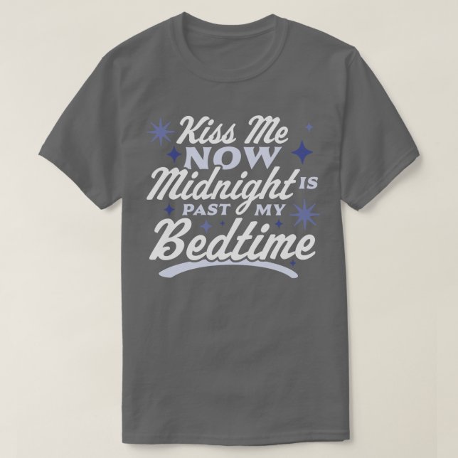 T-shirt Kiss Me Now Midnight Is Past My Bedtime Happy New (Design devant)