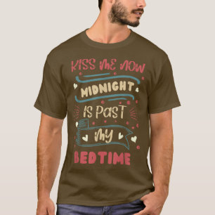 T-shirt Kiss Me Now Midnight Is Past My Bedtime Nouvel An