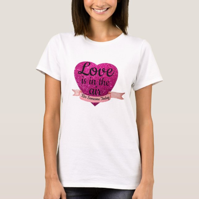 T - Shirt Kiss Someone Heute Liebe Rosa Herz (Vorderseite)