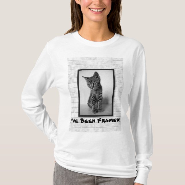 T-shirt Kitten a été encadré sur une chemise murale (Devant)