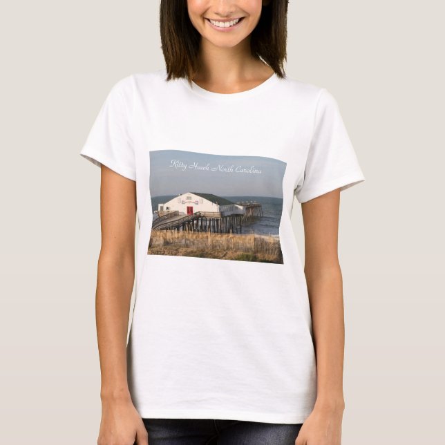 T Shirt, Kitty Hawk NC Pier, Ozean, Außenbänke T-Shirt (Vorderseite)
