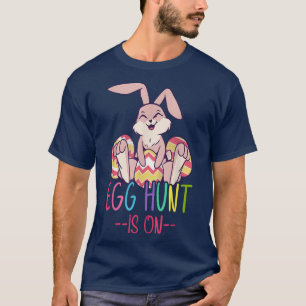 T-shirt La Chasse Aux Oeufs Est Sur Les Joyeux Garçons De 