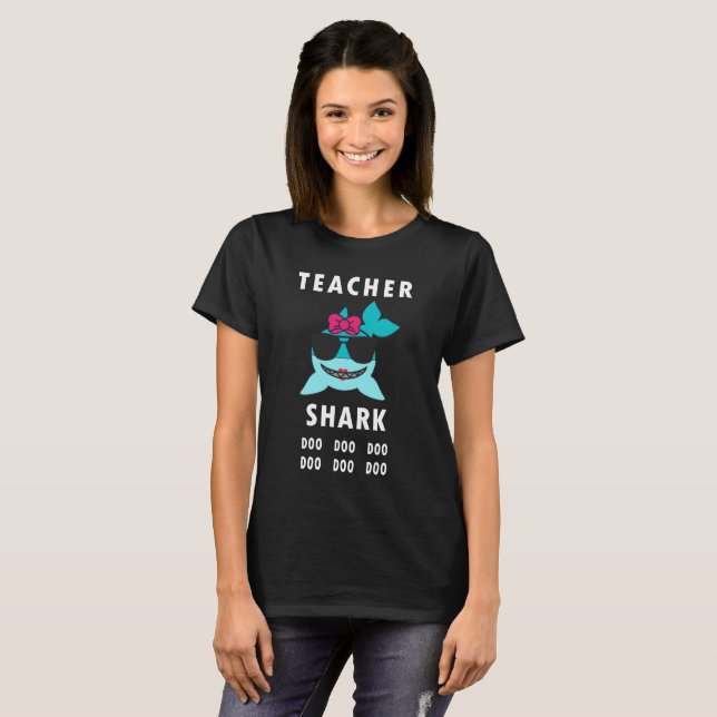 T-shirt La chemise des femmes de Doo Doo de requin de (Devant entier)
