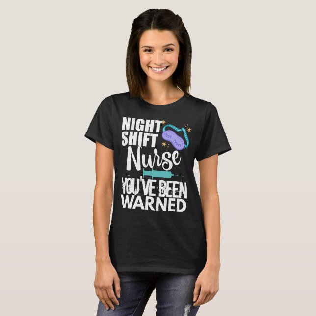T-shirt La chemise féminine de la nuit funny Shift Nurse (Devant entier)