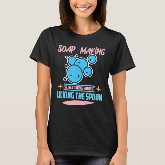 T-shirt La Fabrication De Savon Est Comme De La Cuisine Sa (Devant)