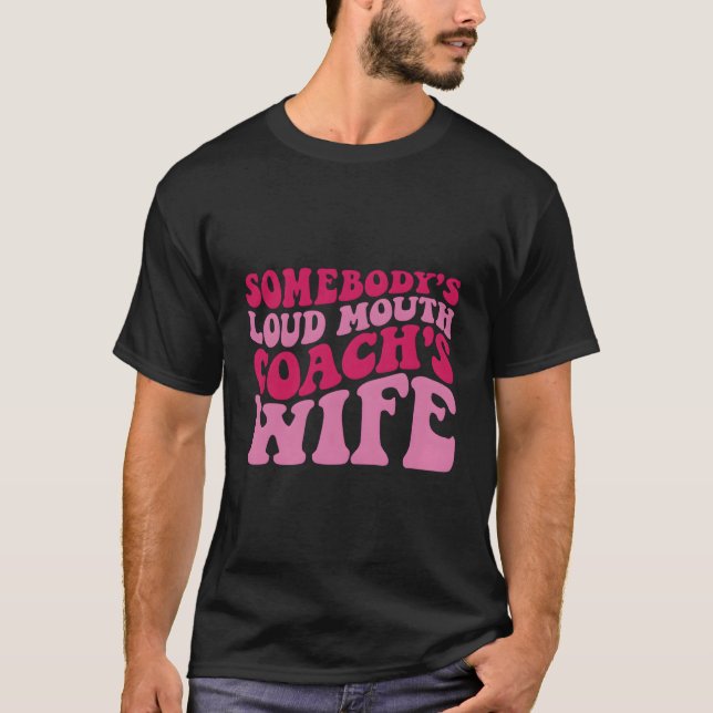T-shirt La Femme De L'Entraîneur À Bouche Forte De Quelqu' (Devant)