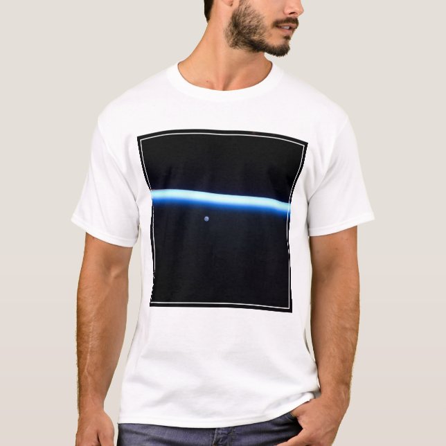 T-shirt La fine ligne de l'atmosphère terrestre et une lun (Devant)