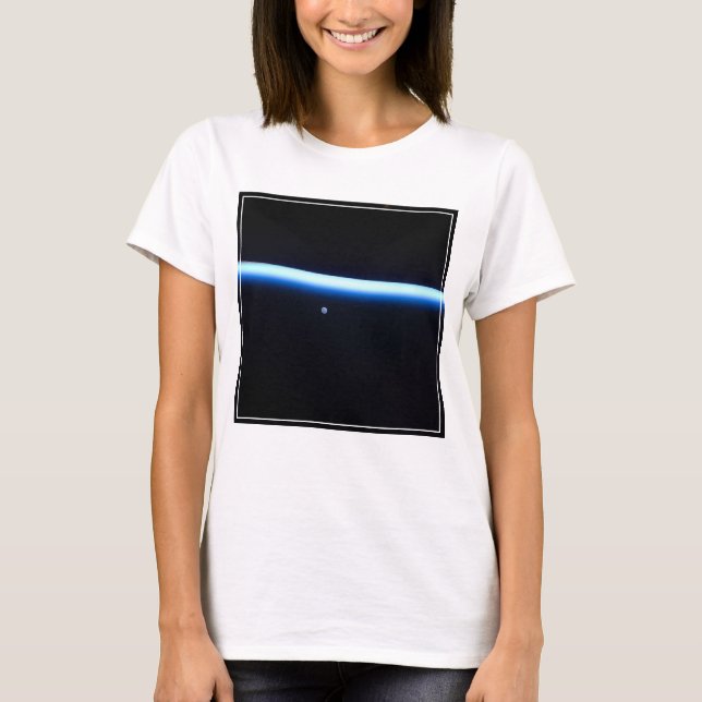 T-shirt La fine ligne de l'atmosphère terrestre et une lun (Devant)