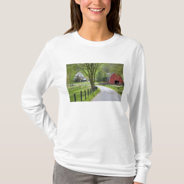T-shirt La grange et la ferme rouges logent près de (Devant)