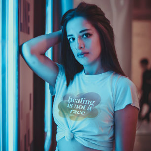 T-shirt La guérison n'est pas une course – Pastel Wellness