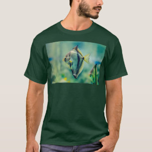 T-shirt La lune africaine nage dans un aquarium en verre