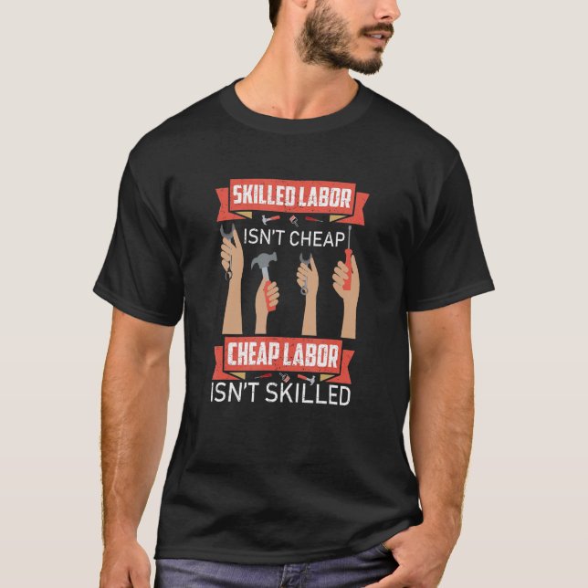 T-shirt La main-d'oeuvre qualifiée n'est pas le plombier à (Devant)