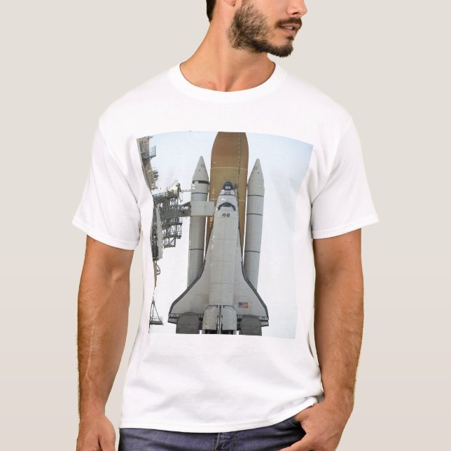 T-shirt La navette spatiale Atlantis se trouve sur le lanc (Devant)