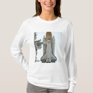 T-shirt La navette spatiale Atlantis se trouve sur le lanc