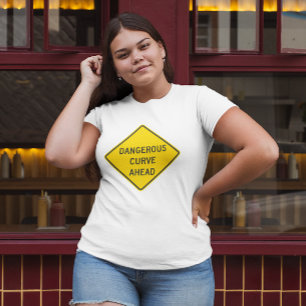 T-shirt La pièce en t des femmes dangereuses de courbe en