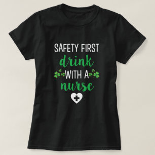T-shirt La sécurité boivent d'abord avec une pièce en t de
