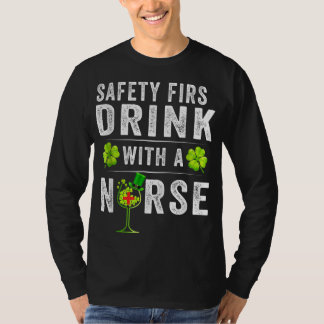 T-shirt La sécurité d'abord boire avec une infirmière St P