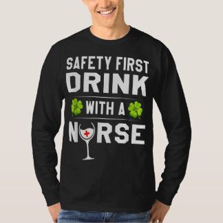 T-shirt La sécurité d'abord boire avec une infirmière St P