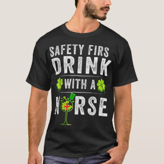 T-shirt La sécurité d'abord boire avec une infirmière St P