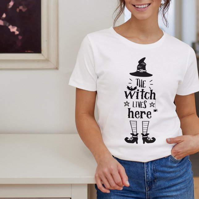 T-shirt La sorcière vit ici | Drôle Halloween (Créateur téléchargé)