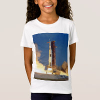 La Terre tremble pendant que Saturne V Blade Skywa