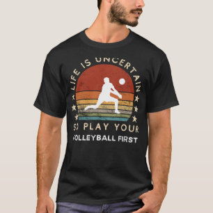 T-shirt La vie est incertaine Jouer Volleyball First Funny