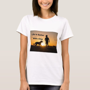 T-shirt La vie est meilleure avec un chien, jeune garçon,