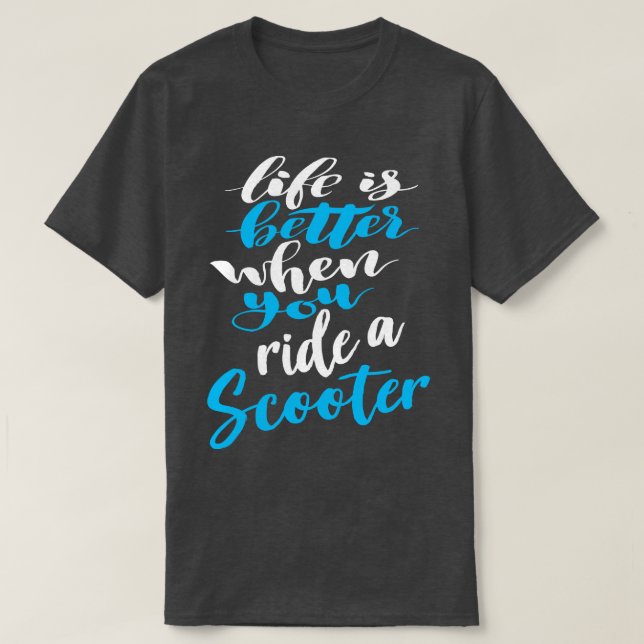 T-shirt La Vie Est Meilleure Lorsque Vous Roulez En Scoote (Design devant)