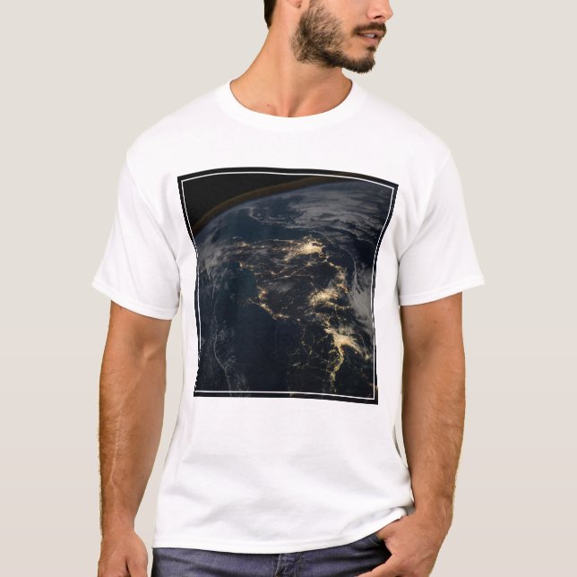 T-shirt La Ville Éclairait Le Japon La Nuit. (Devant)