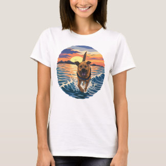 T-shirt Labrador heureux courant à travers l'océan au couc