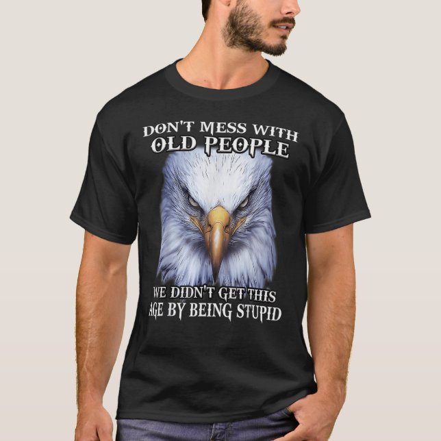T-shirt L'aigle ne manque pas avec les personnes âgées Nou (Devant)