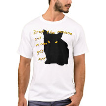 Laissez tomber la souris ! Le chat noir est sur la