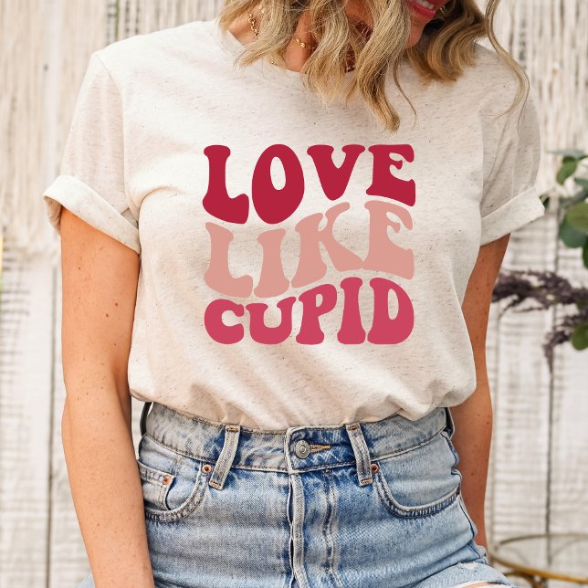 T-shirt L'Amour Comme Une Chemise Cupide (Love Like Cupid, Valentine's Day Charm, Cupid's Arrow Tee, Romantic Vibes, Heartfelt Love, Sweethear)