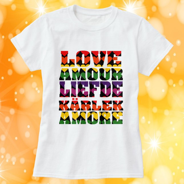 T-shirt L'amour dans plusieurs langues Arc-en-ciel foncé (A tshirt that says love in a variety of languages with dark rainbow color hearts)