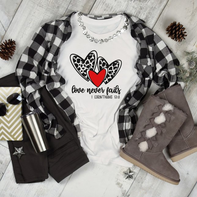 T-shirt L'amour des coeurs n'échoue jamais (Créateur téléchargé)