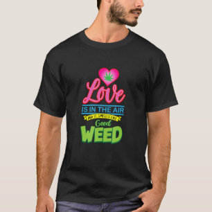 T-shirt L'Amour Est Dans L'Air Et Sent Comme Une Bonne Mau
