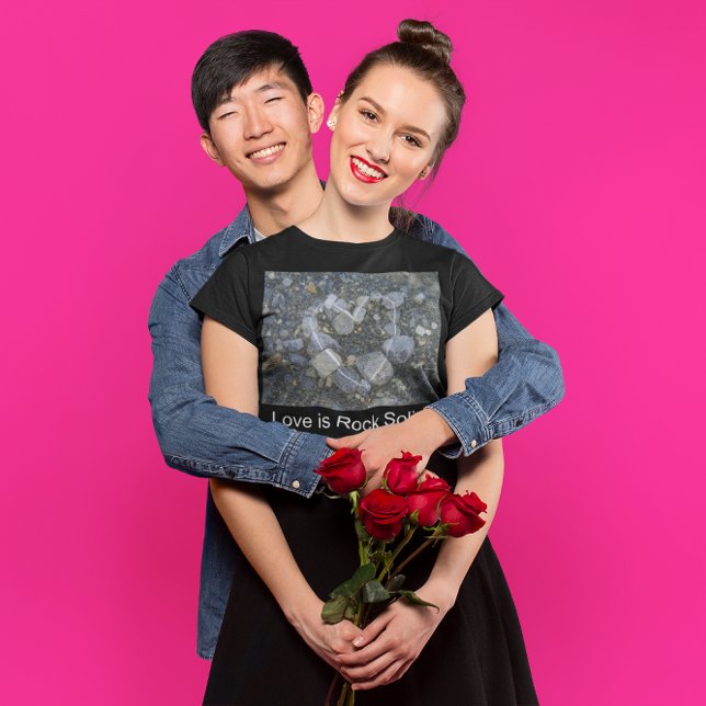 T-shirt L'amour est Rock Solid (Love is Rock Solid Women's 
T-Shirt)